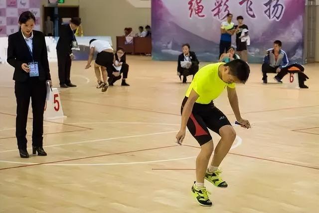 15岁光速少年岑小林：30秒跳绳228次，轻松打败日本冠军选手