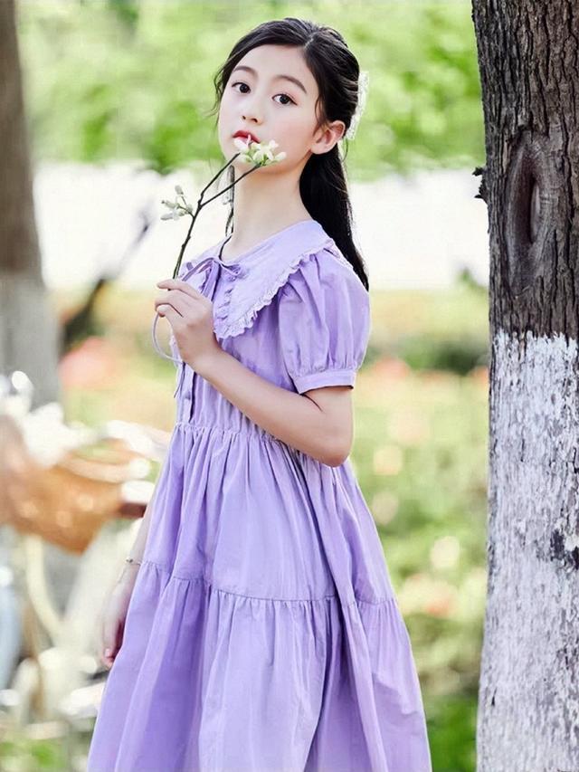 最美童星裴佳欣，全网都在陪她长大，童模出身的她衣品超级棒