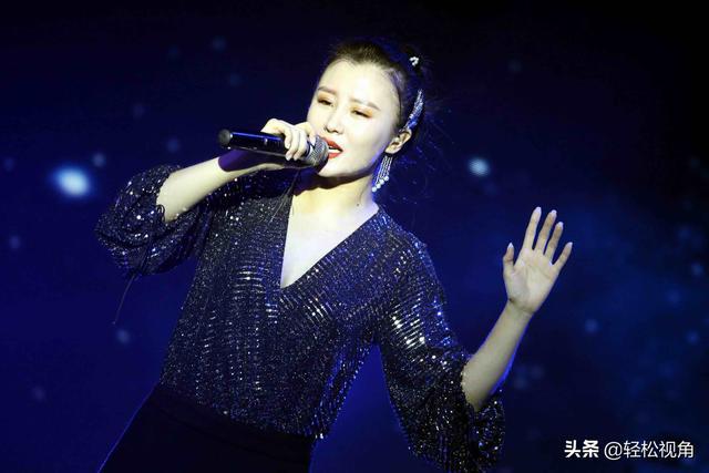 《一百万个可能》歌手曹雪献唱安徽芜湖，美女与粉丝开心互动