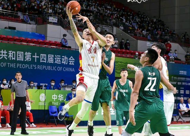 杨文学两场比赛37分24个篮板，国内迷你版的最强中锋横空出世