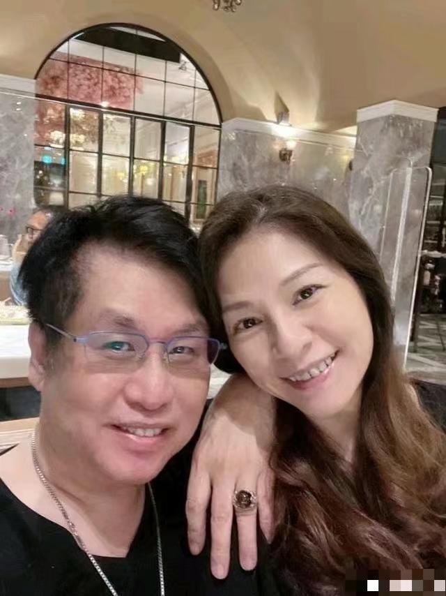 郑智化晒与妻子合照，自嘲土豪把妹，当了总裁后变幽默了？