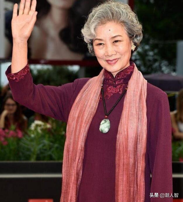 81岁吕中穿旗袍走国外红毯，满头银发美的自然，不愧是绝世美人