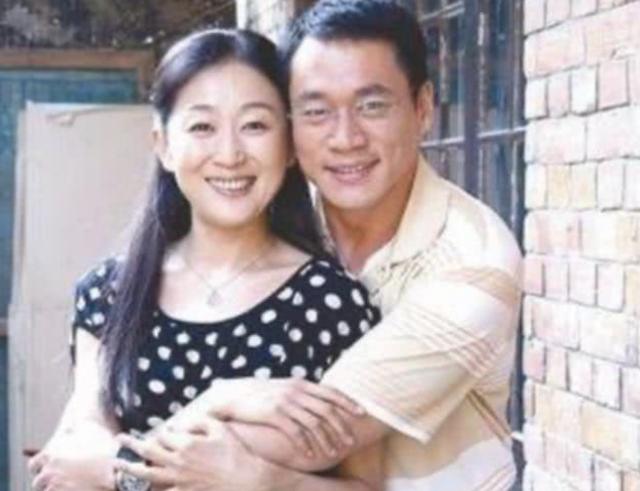 “武松”丁海峰：娶大2岁的初恋，陪患癌妻子抗癌，把她宠成宝