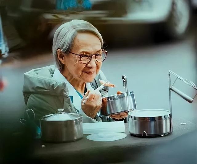 吴彦姝：84岁心如少女，出身名门一生备受宠爱，人到晚年很幸福