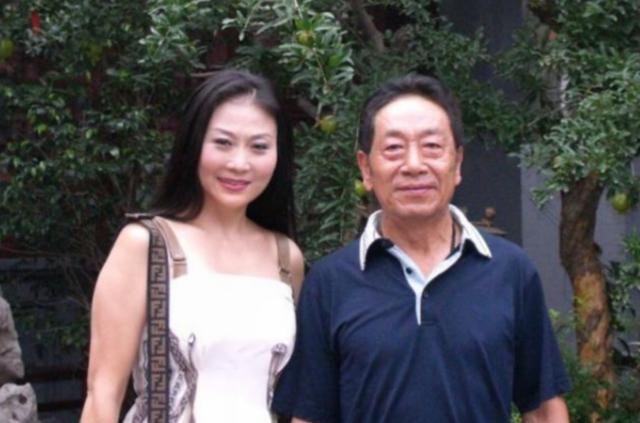 饶芯语：31岁不顾父母反对，嫁给68岁王奎荣，丈夫年纪比岳母还大