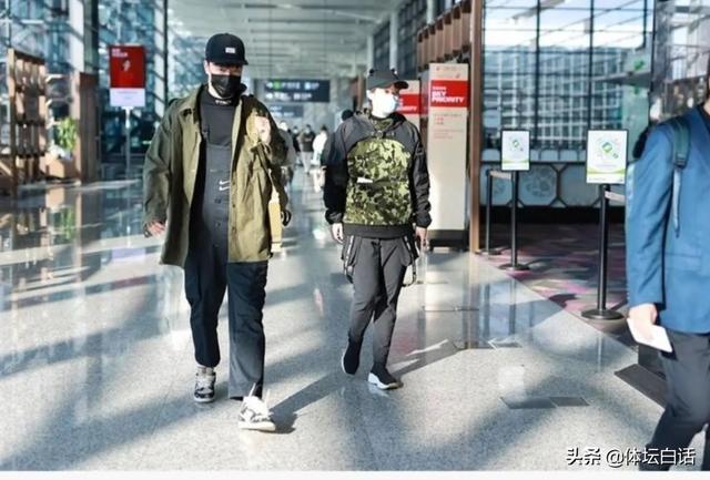 37岁刘翔携妻子现身机场，贴心背包，吴莎身材臃肿疑似怀孕