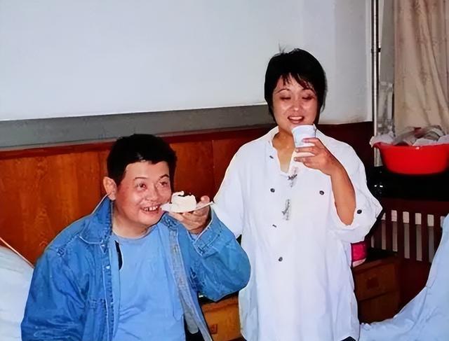傅彪病逝17年了，遗孀张秋芳的做法令人泪目