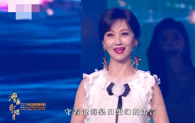 赵雅芝再上央视舞台，罕见与小30岁陈妍希同框，腰比她还细一圈