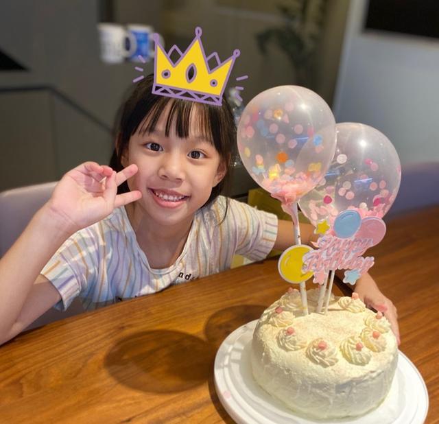 卓依婷夫妇为女儿庆祝8岁生日，一家三口合影曝光，全员高颜值