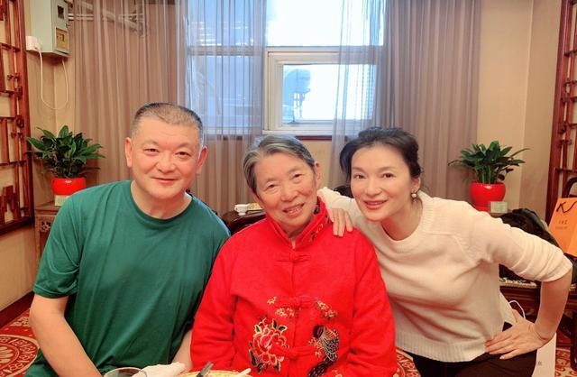 阎青妤：从北漂到著名演员，与影迷男友分手，55岁仍未婚