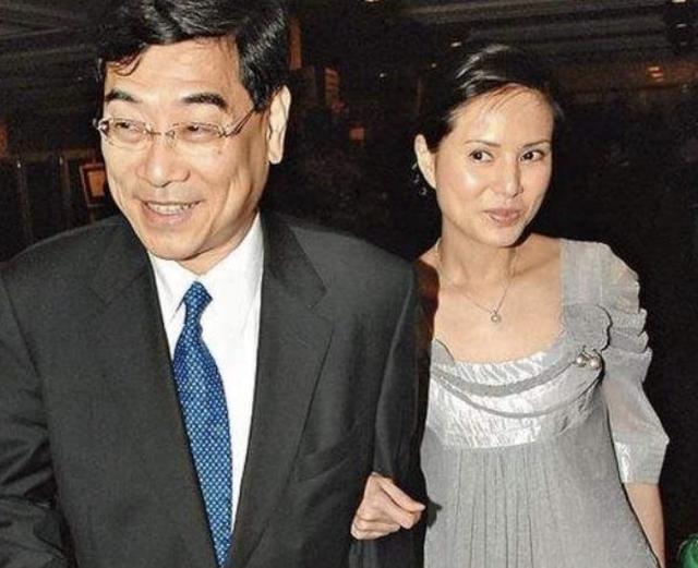 演员李若彤，被富商郭应泉伤透了心，如今55岁一人生活