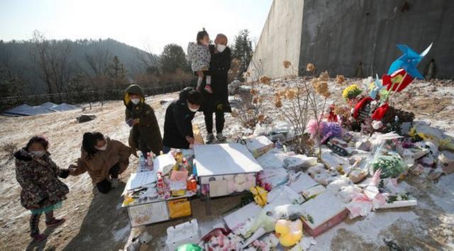 2020年韩国郑仁案：一岁女童被养父母虐杀，20万人请愿判死刑