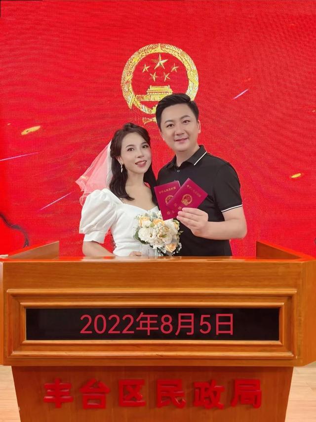 刘冰苹果姐姐北京领证，艺术伉俪，携手同行