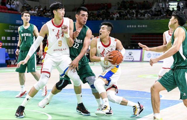 杨文学两场比赛37分24个篮板，国内迷你版的最强中锋横空出世