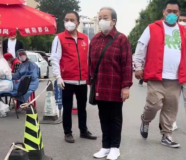 86岁李明启街边做核酸被偶遇，背破洞包太朴素，双手合十感谢医护