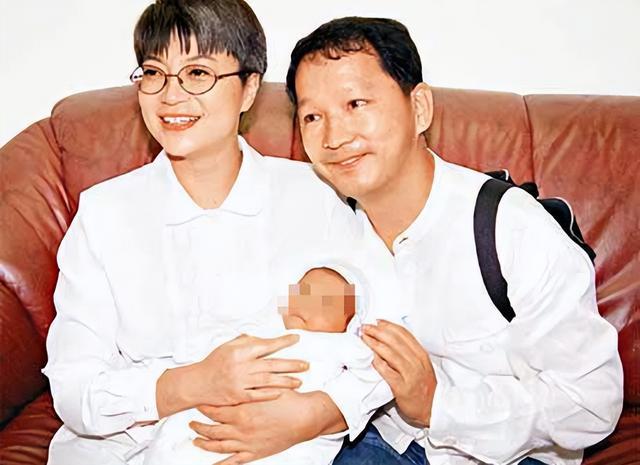 廖启智去世1年，妻子陈敏儿终于停掉其手机，但每天仍回荡着不舍