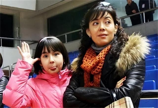 新疆主帅阿的江：娶小5岁歌舞演员，女儿长相清纯成“排球女神”
