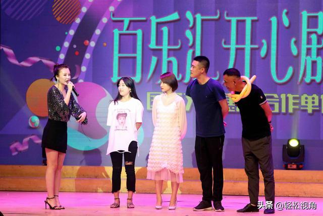 《一百万个可能》歌手曹雪献唱安徽芜湖，美女与粉丝开心互动