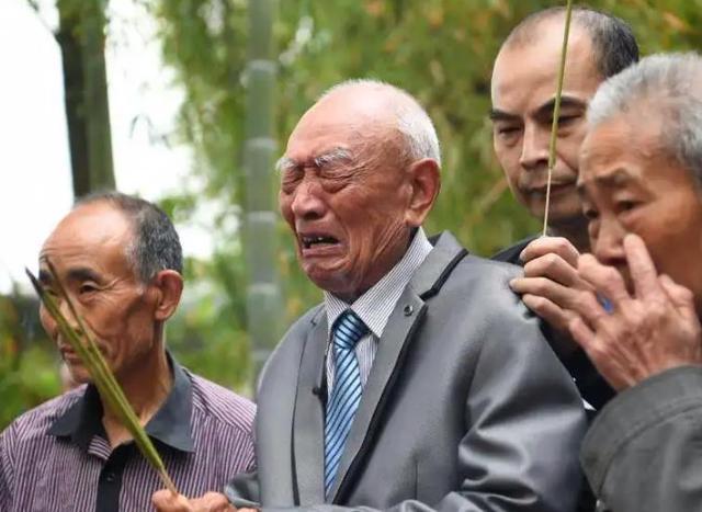 台湾里长刘德文：放弃高薪工作，17年背200余位老兵骨灰葬回大陆