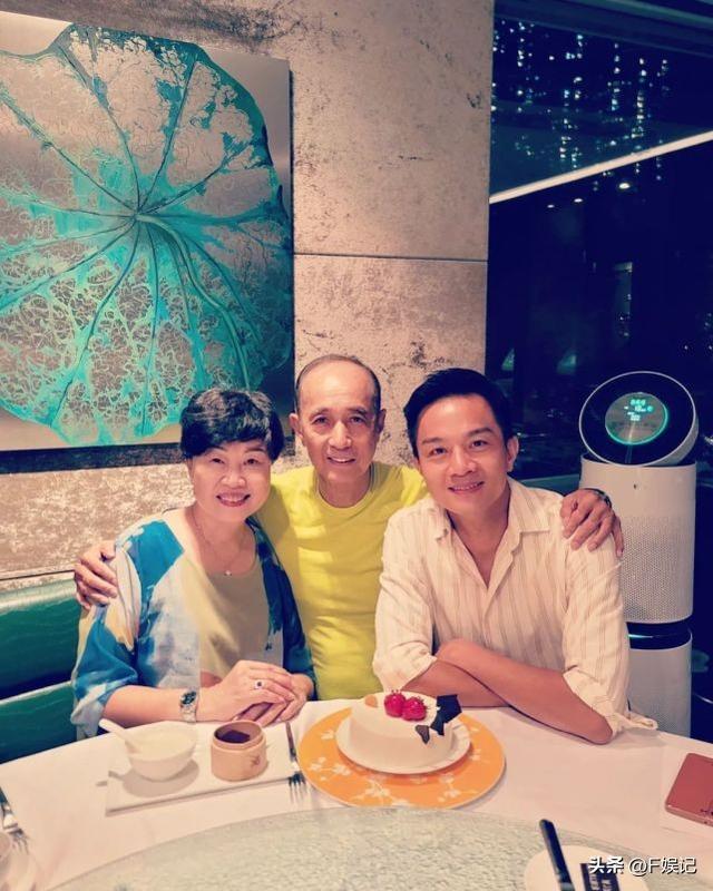 TVB男艺人胡诺言45岁生日与家人开心庆祝 三代同堂开心拍全家福