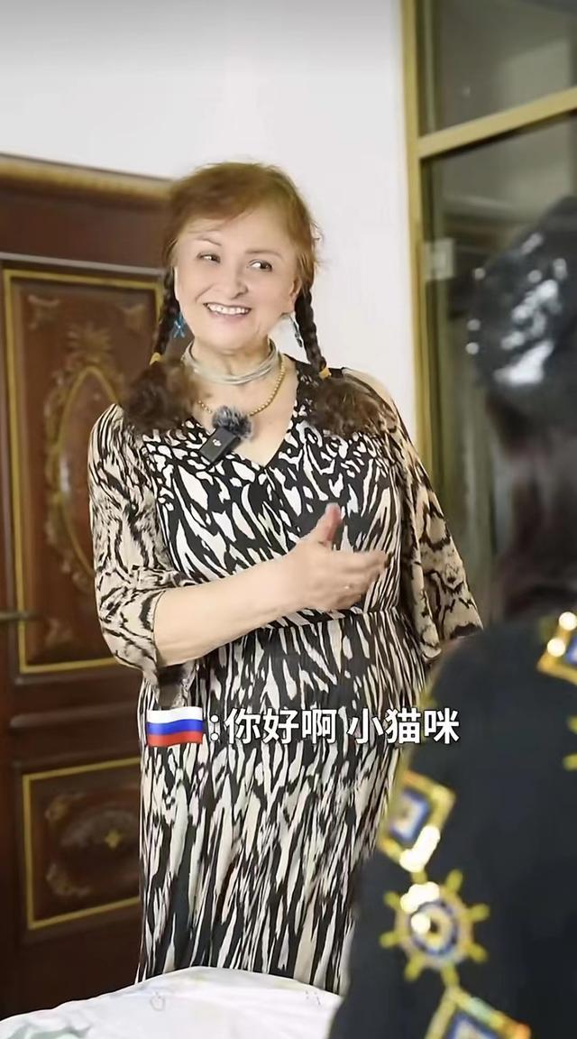 王璐瑶82岁妈妈罕见露面，长相出众为俄罗斯族，两人同框像似姐妹