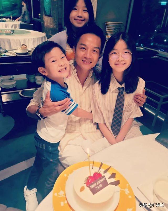 TVB男艺人胡诺言45岁生日与家人开心庆祝 三代同堂开心拍全家福