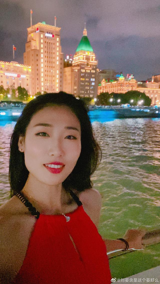 景美人更美！女排世界冠军刘晏含游览上海，一袭红色长裙明艳动人