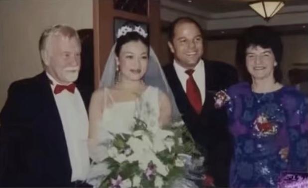 57岁史可参加侄子婚礼，皮肤紧致仪态好，曾与巩俐齐名离婚后嫁外籍老公