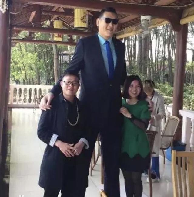 亚洲第一巨人张欢身高2.38米，19岁退役，曾与女星、网红传绯闻