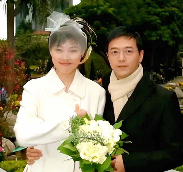 演员张延：被求婚三次，嫁大5岁香港丈夫，如今婚姻状况如何？