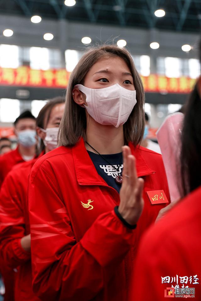 省田径队昨日出征陕西全运会：自贡“女飞人”吴艳妮作为运动员代表发言