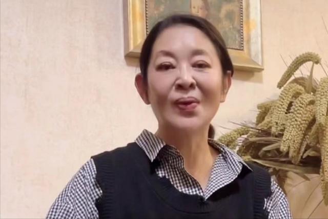 63岁倪萍晒照引争议，脸部浮肿身材暴瘦，网友直呼：认不出来