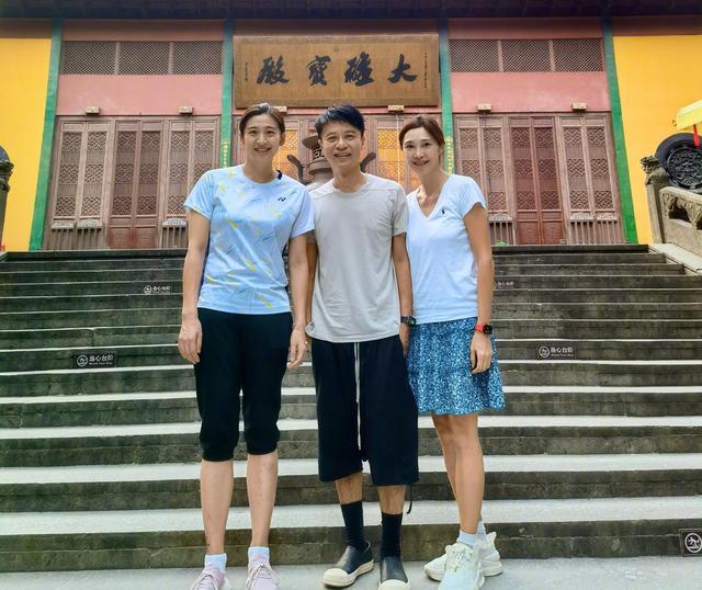 李克勤夫妇游玩杭州，与世界冠军PK羽毛球，气氛相当热烈有趣