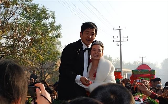 15年后，再看程莉莎用卑微换来的婚姻，才明白她为何执意嫁郭晓东