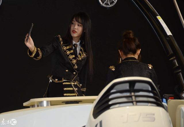 钱蓓婷和孔肖吟身穿船长制服 助力上海国际游艇展