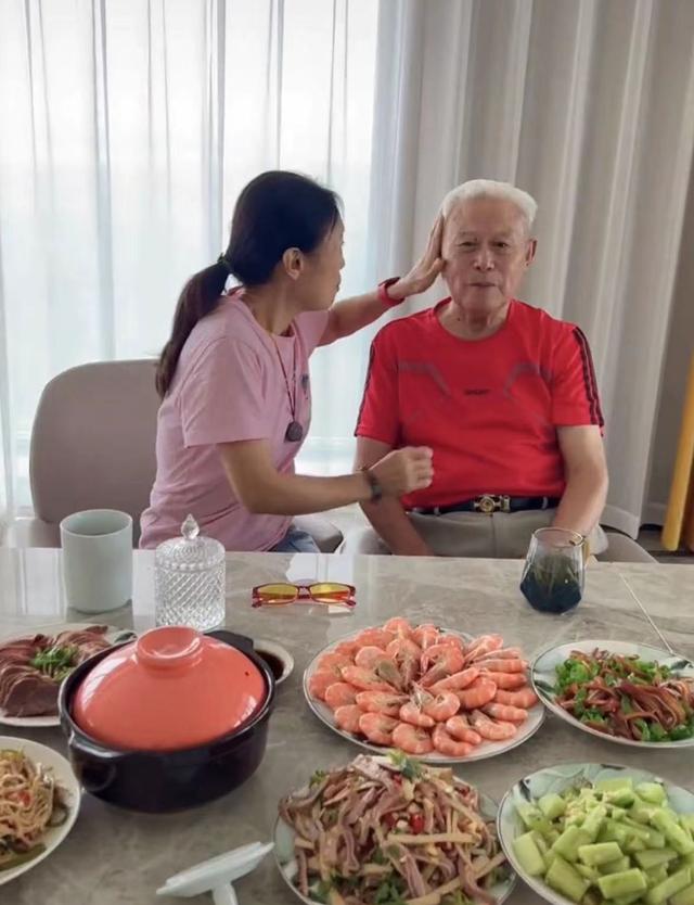 60岁吴琼回安徽娘家！豪宅曝光满桌硬菜，与年迈父亲长相复制粘贴