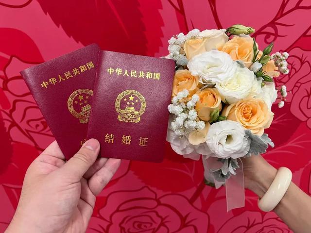 刘冰苹果姐姐北京领证，艺术伉俪，携手同行