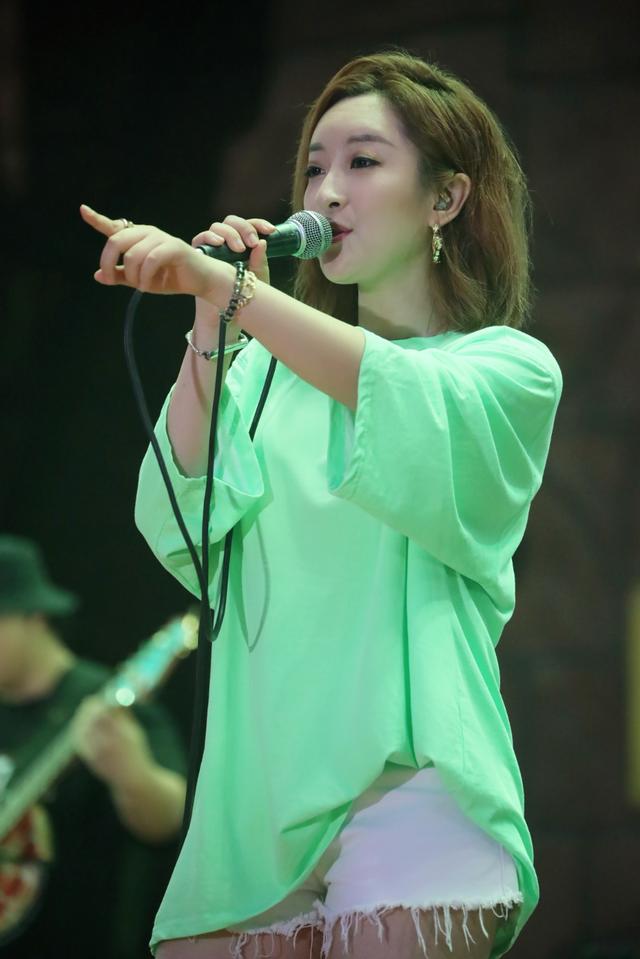 金美儿唱响天津音乐节 荧光绿登水上舞台开唱