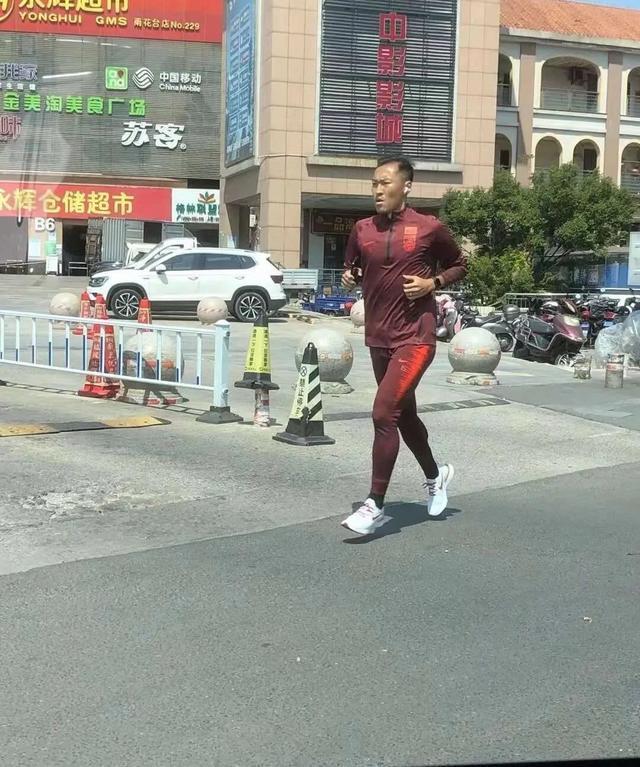 感动！男足队长吴曦，马路跑步太励志，球迷疯狂为他点赞