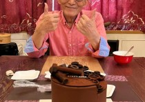 游本昌的儿子照片 家人齐聚欢喜庆生 生日蛋糕寓意深刻