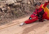 歌手王馨哪年出生的 11岁农村女孩和一家人自学武功走红 少年强则国强