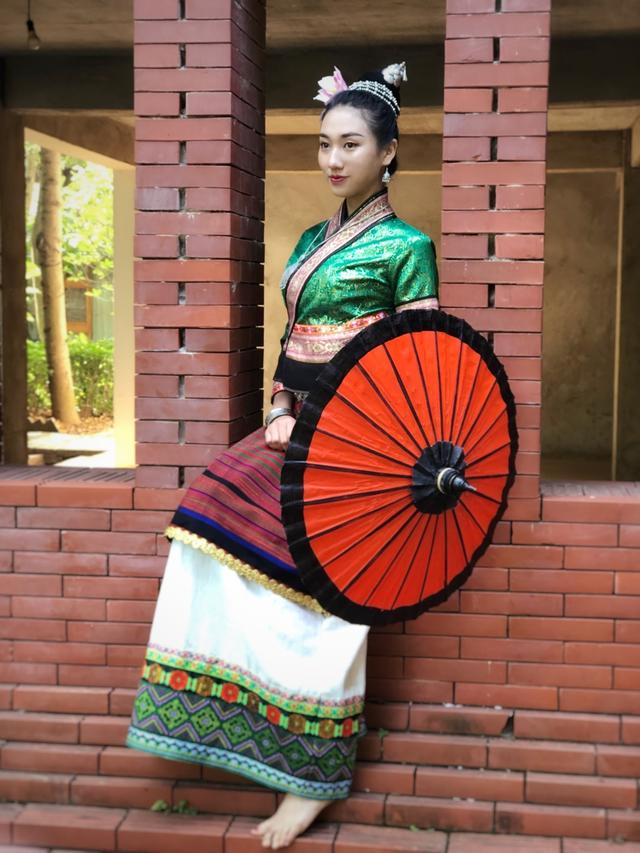 剪出傣乡俏霓裳——从民族文化中汲养的设计师徐子涵